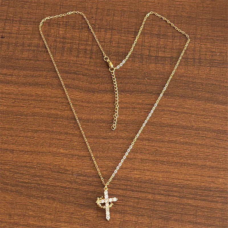Collier Croix & Couronne de Jésus-Christ – Symbole de Foi et d’Élégance
